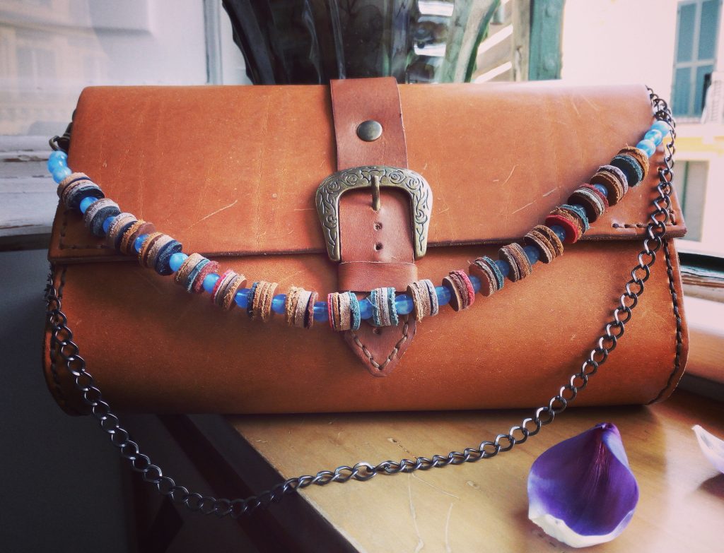 Borsetta in vacchetta toscana conciata ai tannini - Vegtan pochette with leather necklace