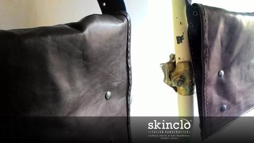 skinclò-genuine-leather-hancrafted-messenger-bag-rider-cyclist-borsa-messenger-in-pelle-fatto-a-mano-ciclista-rider-motociclista-made-in-rome-italy-cuoio-vitello-primo-fiore  