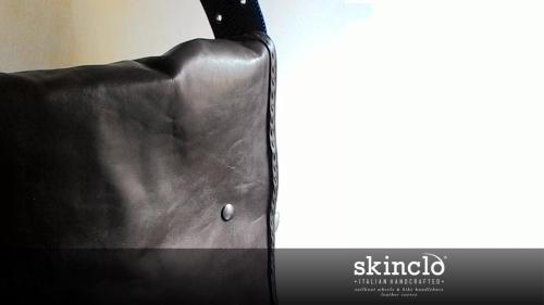 skinclò-genuine-leather-hancrafted-messenger-bag-rider-cyclist-borsa-messenger-in-pelle-fatto-a-mano-ciclista-rider-motociclista-made-in-rome-italy  